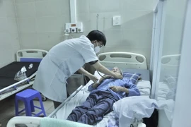 Điều trị bệnh nhân mắc COVID-19. (Ảnh: TTXVN phát)