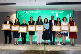 Bà Nguyễn Thị Hồng Diễm, Phó Chủ tịch Liên hiệp các tổ chức Hữu nghị Thành phố Hồ Chí Minh trao giấy khen cho các tập thể có nhiều thành tích xuất sắc trong năm 2022. (Ảnh: Thanh Vũ/TTXVN)