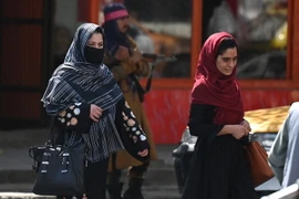 Phụ nữ Afghanistan di chuyển trên đường phố tại Kabul. (Ảnh: AFP/TTXVN)