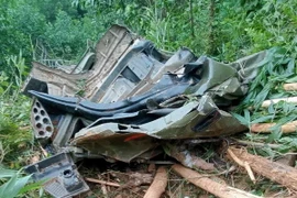 Chiếc xe tải bị nát vụn sau tai nạn. (Nguồn: Báo Giao thông)