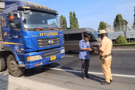Tổ cảnh sát giao thông làm nhiệm vụ trên Quốc lộ 1 thuộc huyện Châu Thành, tỉnh Tiền Giang. (Ảnh: Minh Trí/TTXVN)