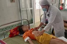 Cán bộ Y tế thăm khám, điều trị cho các bệnh nhi bị ngộ độc ở tỉnh Cao Bằng. (Ảnh: TTXVN phát)
