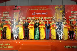 Cắt băng khai mạc Hội chợ nông sản thực phẩm Tết Nguyên đán Quý Mão 2023. (Nguồn: báo Hà Nội mới)
