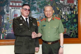Bộ trưởng Bộ Công an Tô Lâm với Bộ trưởng Bộ Nội vụ Cuba Lázaro Alberto Álvarez Casas. (Ảnh: Phạm Kiên/TTXVN)