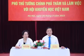 Phó Thủ tướng Trần Hồng Hà và Giáo sư-Tiến sỹ Nguyễn Thị Doan, Chủ tịch Hội Khuyến học Việt Nam chủ trì buổi làm việc. (Ảnh: Văn Điệp/TTXVN)