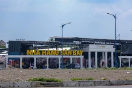 Nhà hàng Sân bay mở cửa hoạt động ngày 18/2 dù trước đó UBND quận Bình Thủy đã có quyết định cưỡng chế tháo dỡ công trình. (Ảnh: Thanh Liêm/TTXVN)