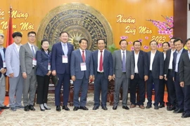 Lãnh đạo tỉnh Long An và Đoàn công tác thành phố Yangsan, Hàn Quốc. (Ảnh: Thanh Bình/TTXVN)