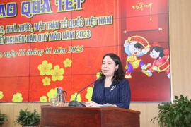 Phó Chủ tịch nước Võ Thị Ánh Xuân phát biểu tại buổi trao quà. (Ảnh: Ngọc Thiện/TTXVN)