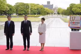Tổng thống Pháp Emmanuel Macron chụp ảnh với Thủ tướng Nhật Bản Fumio Kishida và phu nhân Yuko Kishida tại Công viên Tưởng niệm Hòa bình trong chuyến dự Hội nghị thượng đỉnh G7 ở Hiroshima, Nhật Bản, ngày 19/5. (Nguồn: Reuters)