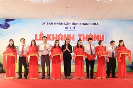 Phó Chủ tịch nước Võ Thị Ánh Xuân cắt băng khánh thành Bệnh viện Ung bướu tỉnh Khánh Hòa. (Ảnh: Phan Sáu/TTXVN)