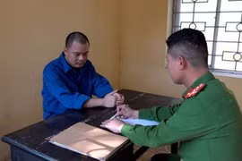 Công an tỉnh Hưng Yên thẩm vấn đối tượng Đào Văn Thủy. (Nguồn: Báo Nhân dân)