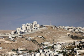 Hàng rào an ninh của Israel ngăn cách Đông Jerusalem (phía dưới) với làng Abu Dis của người Palestine ở Bờ Tây, ngày 3/6/2021. (Nguồn: AFP)