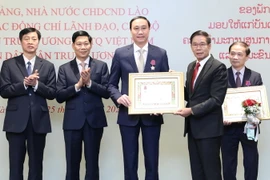 Ủy viên Bộ Chính trị Đảng Nhân dân Cách mạng Lào, Chủ tịch Ủy ban Trung ương Mặt trận Lào xây dựng đất nước Sinlavong Khoutphaythoune trao tặng Huân chương Itxala cho ông Phùng Khánh Tài nguyên Phó Chủ tịch Ủy ban Trung ương MTTQ Việt Nam, Phó Bí thư Thườ