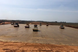 Máy móc thực hiện lu nền tại sân bay Long Thành. (Ảnh: TTXVN phát)