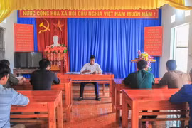 Anh Vàng Chẩn Sơn, sinh năm 1990, Bí thư chi bộ thôn Cấu Xỉn, xã Pà Vầy Sủ, huyện Xín Mần, tỉnh Hà Giang, điều hành cuộc họp chi bộ thôn Cấu Xỉn. (Ảnh: Nam Thái/TTXVN)