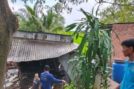 Mưa dông khiến nhà người dân ở huyện Phú Tân, tỉnh An Giang, bị xiêu vẹo. (Ảnh: TTXVN phát)