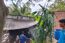 Mưa dông khiến nhà người dân ở huyện Phú Tân, tỉnh An Giang, bị xiêu vẹo. (Ảnh: TTXVN phát)