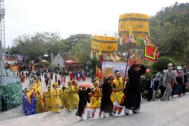 Nghi lễ rước Đức Ông và Thánh mẫu hoàn cung tại Lễ hội đền Cửa Ông tháng Hai năm Quý Mão. (Ảnh: Thanh Vân/TTXVN)