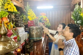 Các đại biểu dâng hương tại Đền thờ Bác Hồ và các Anh hùng Liệt sỹ tại thành phố Đồng Hới, tỉnh Quảng Bình. (Ảnh: Võ Dung/TTXVN)