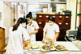 Một phòng khám Đông y bốc thuốc cho bệnh nhân. (Ảnh: Vietnam+)