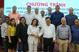 Các đại biểu Cộng hòa Cuba chụp ảnh lưu niệm tại Ban quản lý Khu kinh tế Hải Phòng. (Ảnh: Minh Thu/TTXVN)