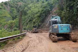 Công ty Cổ phần Xây dựng đường bộ I tập trung huy động máy xúc đất tại điểm sạt lở ở đoạn đường từ xã Khao Mang đi Hồ Bốn, huyện Mù Cang Chải, tỉnh Yên Bái. (Ảnh: Tuấn Anh/TTXVN)
