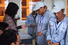 Lao động làm thủ tục trước khi đi làm việc ở nước ngoài. (Ảnh minh họa: PV/Vietnam+)