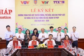 Tổng Giám đốc Thông tấn xã Việt Nam Vũ Việt Trang, Tổng Giám đốc Đài Truyền hình Việt Nam Lê Ngọc Quang, Bộ trưởng Bộ Tư pháp Lê Thành Long và Tổng Giám đốc Đài Tiếng nói Việt Nam Đỗ Tiến Sỹ ký kết chương trình phối hợp. (Ảnh: Văn Điệp/TTXVN)