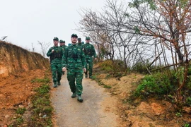 Cán bộ, chiến sỹ Đồn Biên phòng Thàng Tín thực hiện chuyến tuần tra, kiểm soát biên giới vào chiều 30 Tết.(Ảnh: Nam Thái/TTXVN)