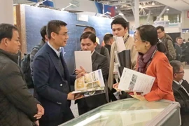 Đại sứ Đặng Hoàng Giang (thứ hai từ trái sang), Trưởng phái đoàn thường trực Việt Nam tại Liên hợp quốc, gặp gỡ lãnh đạo Hiệp hội Chế biến và Xuất khẩu Thủy sản Việt Nam (Vasep) và đại diện các doanh nghiệp tham gia hội chợ. (Ảnh: Quang Huy/TTXVN)