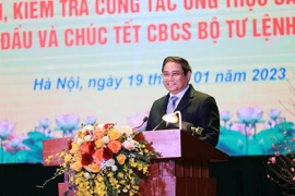 Thủ tướng Phạm Minh Chính chúc Tết cán bộ, chiến sỹ Bộ Tư lệnh Cảnh vệ. (Ảnh: Dương Giang/TTXVN)