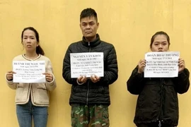 Đối tượng Nguyễn Văn Khôi và 2 người phụ nữ nhập cảnh trái phép bị lực lượng chức năng bắt giữ. (Ảnh: TTXVN phát)