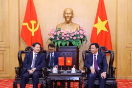 Ông Nguyễn Xuân Thắng tiếp Chủ tịch Hội Nghiên cứu Xây dựng Đảng toàn quốc Trung Quốc Lý Trí Dũng. (Ảnh: Văn Điệp /TTXVN)