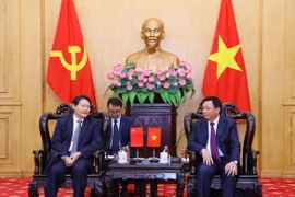 Ông Nguyễn Xuân Thắng tiếp Chủ tịch Hội Nghiên cứu Xây dựng Đảng toàn quốc Trung Quốc Lý Trí Dũng. (Ảnh: Văn Điệp /TTXVN)