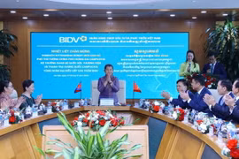 Phó Thủ tướng, Bộ trưởng Bộ Quan hệ với Quốc hội-Thượng viện và Thanh tra Campuchia Men Sam An tại buổi làm việc. (Ảnh: Văn Điệp/TTXVN)