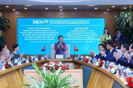 Phó Thủ tướng, Bộ trưởng Bộ Quan hệ với Quốc hội-Thượng viện và Thanh tra Campuchia Men Sam An tại buổi làm việc. (Ảnh: Văn Điệp/TTXVN)