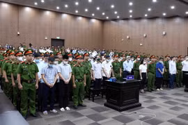 Thẩm phán, Chủ tọa phiên tòa Vũ Quang Huy tuyên án sơ thẩm đối với 54 bị cáo trong vụ án "Chuyến bay giải cứu." (Ảnh: Phạm Kiên/TTXVN)