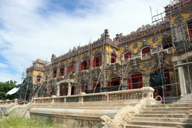 Điểm nhấn của điện Kiến Trung chính là các họa tiết hoa văn độc đáo bên ngoài được khảm sành sứ với nhiều màu sắc, chủ đề trang trí sinh động khác nhau, tạo lên phần hồn cho công trình. (Ảnh: Đỗ Trưởng/TTXVN)