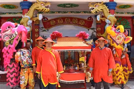 Long đình được đoàn rước ra khỏi lăng để diễu hành, xuống tàu ra biển để thực hiện nghi lễ Nghinh Ông Sông Đốc ở Cà Mau. (Ảnh: Huỳnh Anh/TTXVN)