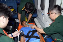 Bệnh nhân được chăm sóc chu đáo trong quá trình bay về đất liền. (Nguồn: báo Quân đội Nhân dân)