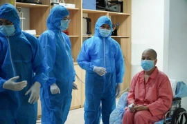 Bệnh nhân chuẩn bị được đưa đi xạ trị. (Nguồn: Bệnh viện Chợ Rẫy)