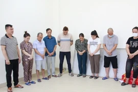 Các đối tượng đánh bạc trong chuyên án bị bắt giữ. (Ảnh: TTXVN phát)