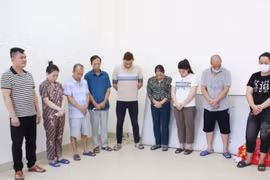 Các đối tượng đánh bạc trong chuyên án bị bắt giữ. (Ảnh: TTXVN phát)