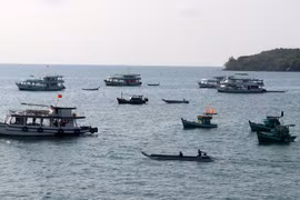 Du thuyền phục vụ du khách tham quan, du lịch, trải nghiệm trên vùng biển đảo Phú Quốc, tỉnh Kiên Giang. (Ảnh: Lê Huy Hải/TTXVN) 