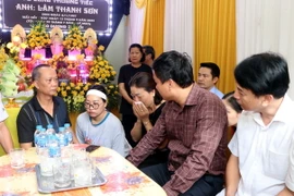 Lực lượng chức năng điều tra tại hiện trường vụ cháy. (Ảnh: TTXVN phát)