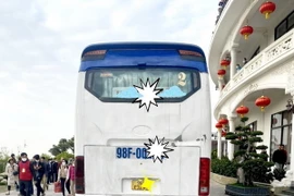 Phương tiện bị mất lái đâm phải người đi lên chùa Ba Vàng khiến 2 người thương vong. (Ảnh: TTXVN phát)