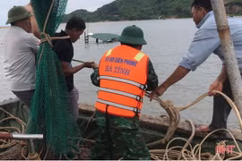 Bộ đội Biên phòng và lực lượng hỗ trợ cứu hộ phương tiện bị chìm. (Nguồn: báo Hà Tĩnh)