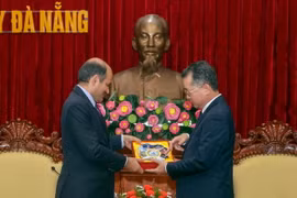 Bí thư Thành ủy Đà Nẵng Nguyễn Văn Quảng (phải) tặng quà lưu niệm cho Ngài Sandeep Arya, Đại sứ Đặc mệnh toàn quyền Ấn Độ tại Việt Nam. (Ảnh: Trần Lê Lâm/TTXVN)