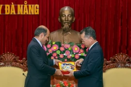 Bí thư Thành ủy Đà Nẵng Nguyễn Văn Quảng (phải) tặng quà lưu niệm cho Ngài Sandeep Arya, Đại sứ Đặc mệnh toàn quyền Ấn Độ tại Việt Nam. (Ảnh: Trần Lê Lâm/TTXVN)