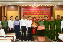 Lãnh đạo thành phố Đà Nẵng tuyên dương, khen thưởng cán bộ, chiến sỹ Công an phá án thành công vụ cướp ngân hàng trên địa bàn. (Ảnh: Quốc Dũng/TTXVN)